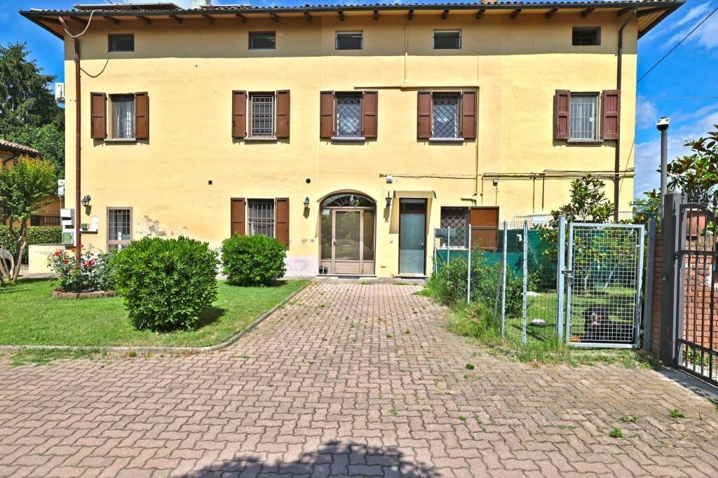 Cortile interno - Quadrilocale via Olmetola, 82, Bologna (zona Borgo Panigale) - foto 2