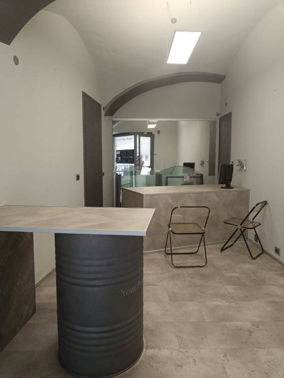 Interno non residenziale - Negozio piazza Camillo Benso di Cavour, 20, Pinerolo - foto 1