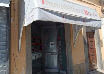 Facciata - Negozio piazza Camillo Benso di Cavour, 20, Pinerolo - foto 4
