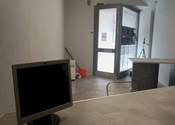 Interno non residenziale - Negozio piazza Camillo Benso di Cavour, 20, Pinerolo - foto 9