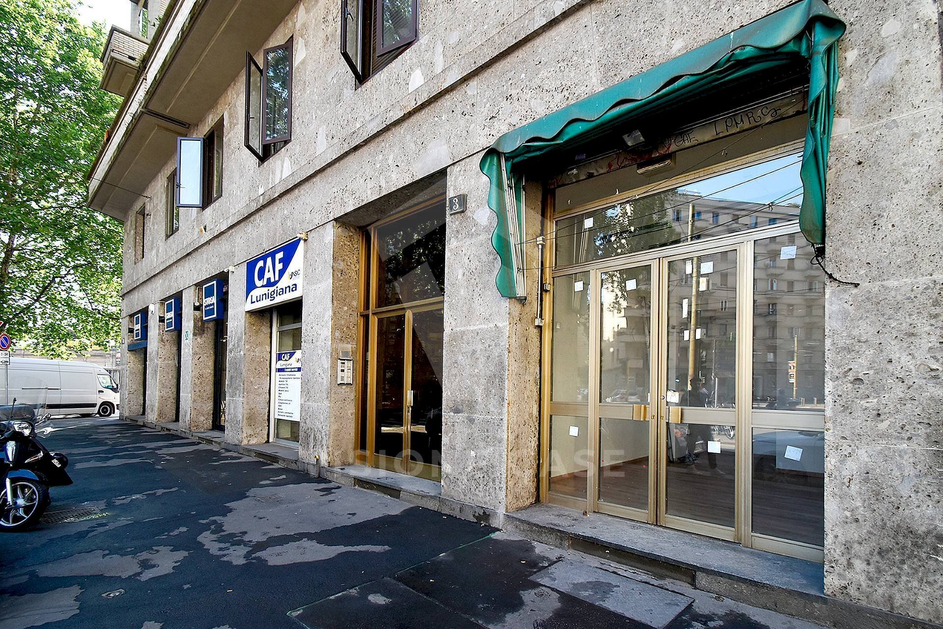Foto 1 - Locale Commerciale Viale Lunigiana
 
3, Milano - foto 1