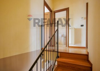 Scale - Terraced Villa Strada Statale 16 Complanare Ovest
 
46, Bari - photo 15