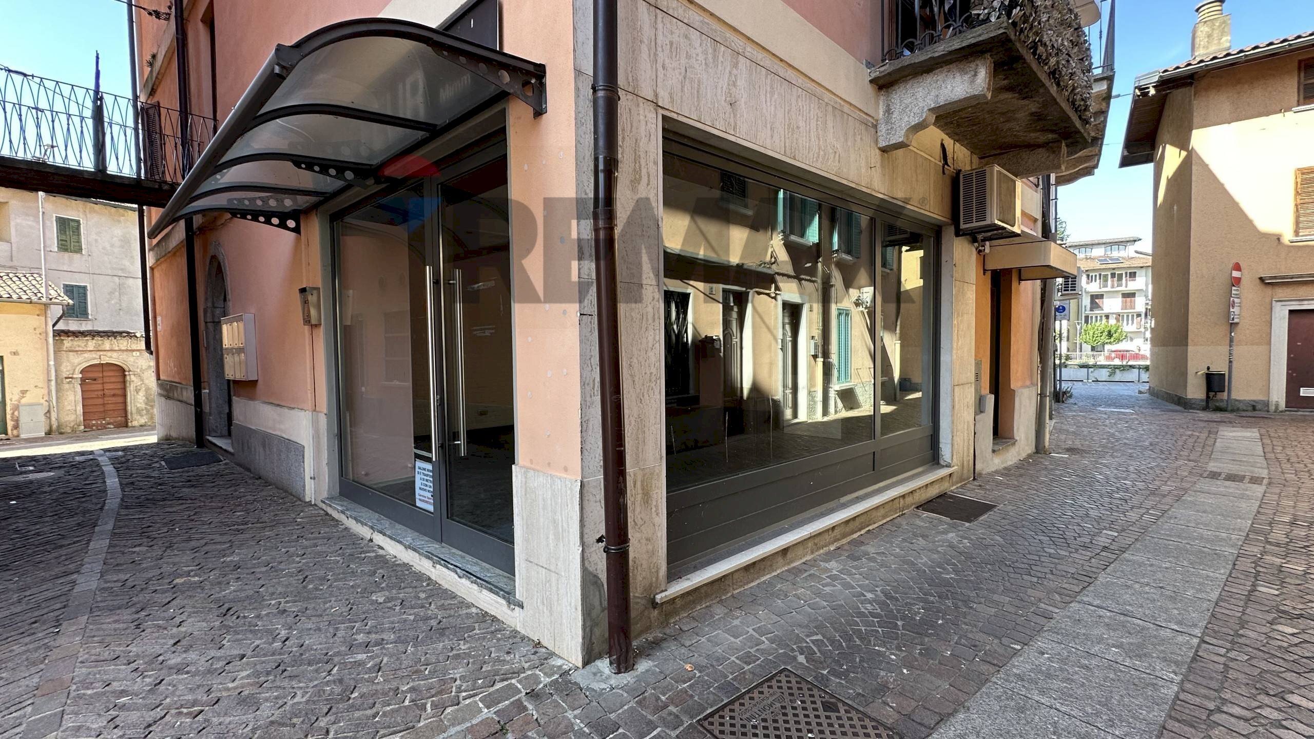 Edificio all\'aperto - Locale Commerciale Via Carlo Moalli
 
2, Lavena Ponte Tresa - foto 1