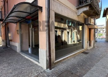 Edificio all\'aperto - Locale Commerciale Via Carlo Moalli
2, Lavena Ponte Tresa - foto 1