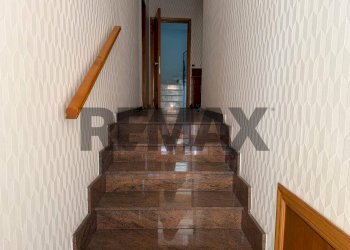 Scale - Four-room apartment via Gramsci
 
102, Biancavilla - photo 21