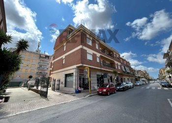 Edificio all\'aperto - Trilocale via dei lauri
 
202, Aprilia - foto 1