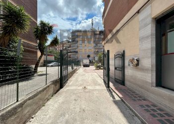 Edificio all\'aperto - Trilocale via dei lauri
 
202, Aprilia - foto 2