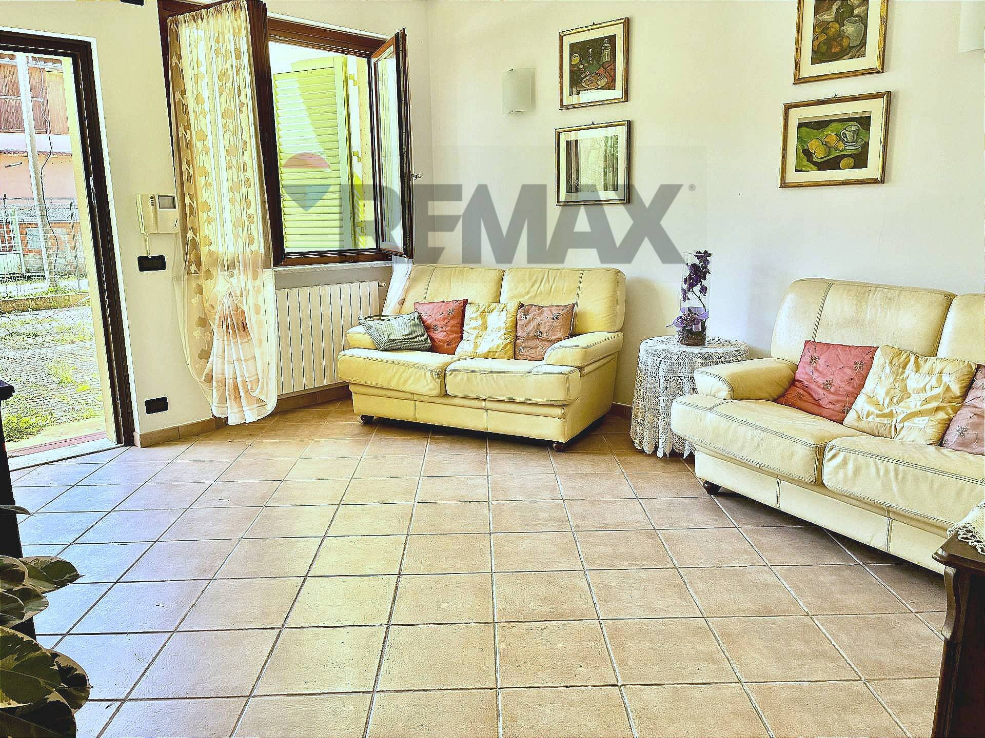 Soggiorno - Three-room apartment VIA LAVELLO
 
62, Massa - photo 2