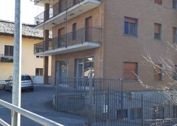 Facciata - Negozio Frazione Saint Maurice, 58, Sarre - foto 3