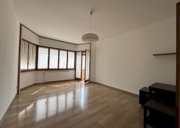 Zona giorno - Four-room apartment Via Morazzone Pier Francesco Mazzucchelli 21, Como - photo 5