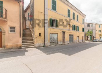 Edificio all\'aperto - Three-room apartment Piazza Cavalieri Vittorio Veneto
 
6, Ischia di Castro - photo 1
