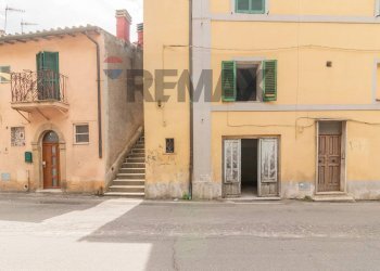 Edificio all\'aperto - Three-room apartment Piazza Cavalieri Vittorio Veneto
 
6, Ischia di Castro - photo 2
