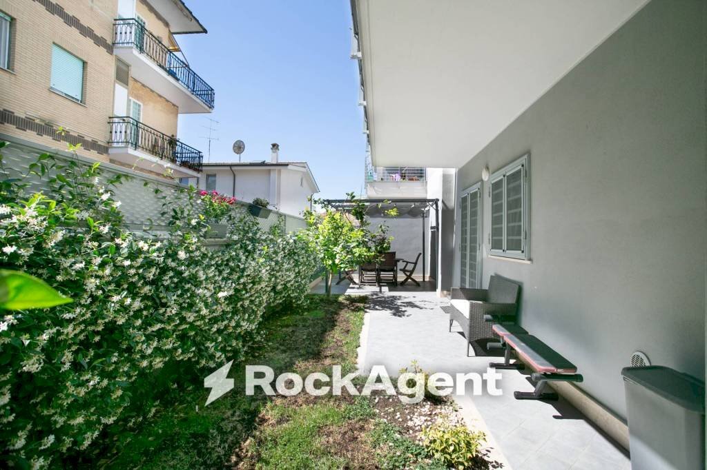 Giardino - Trilocale via Ildebrando della Giovanna, 81, Roma (zona Massimina) - foto 2