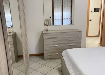 Camera da letto - Two-room apartment via Martiri delle Foibe, 12, Cornate d'Adda - photo 16