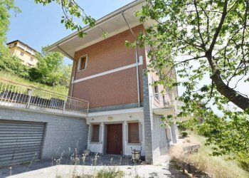 Facciata - Villa via Nino Carboneri, 2, Mondovì - foto 1