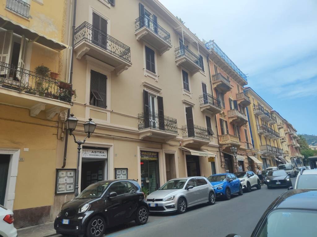 Facciata - Negozio corso Dante Alighieri, Alassio - foto 3