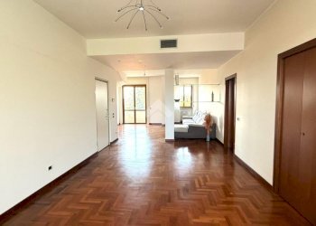 Four-room apartment Via Alessandro Volta, Legnano - photo 2