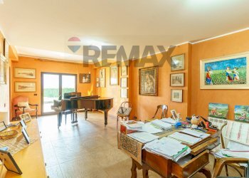 Sala da pranzo - Villa Via Carini
 
27, Acireale - photo 29
