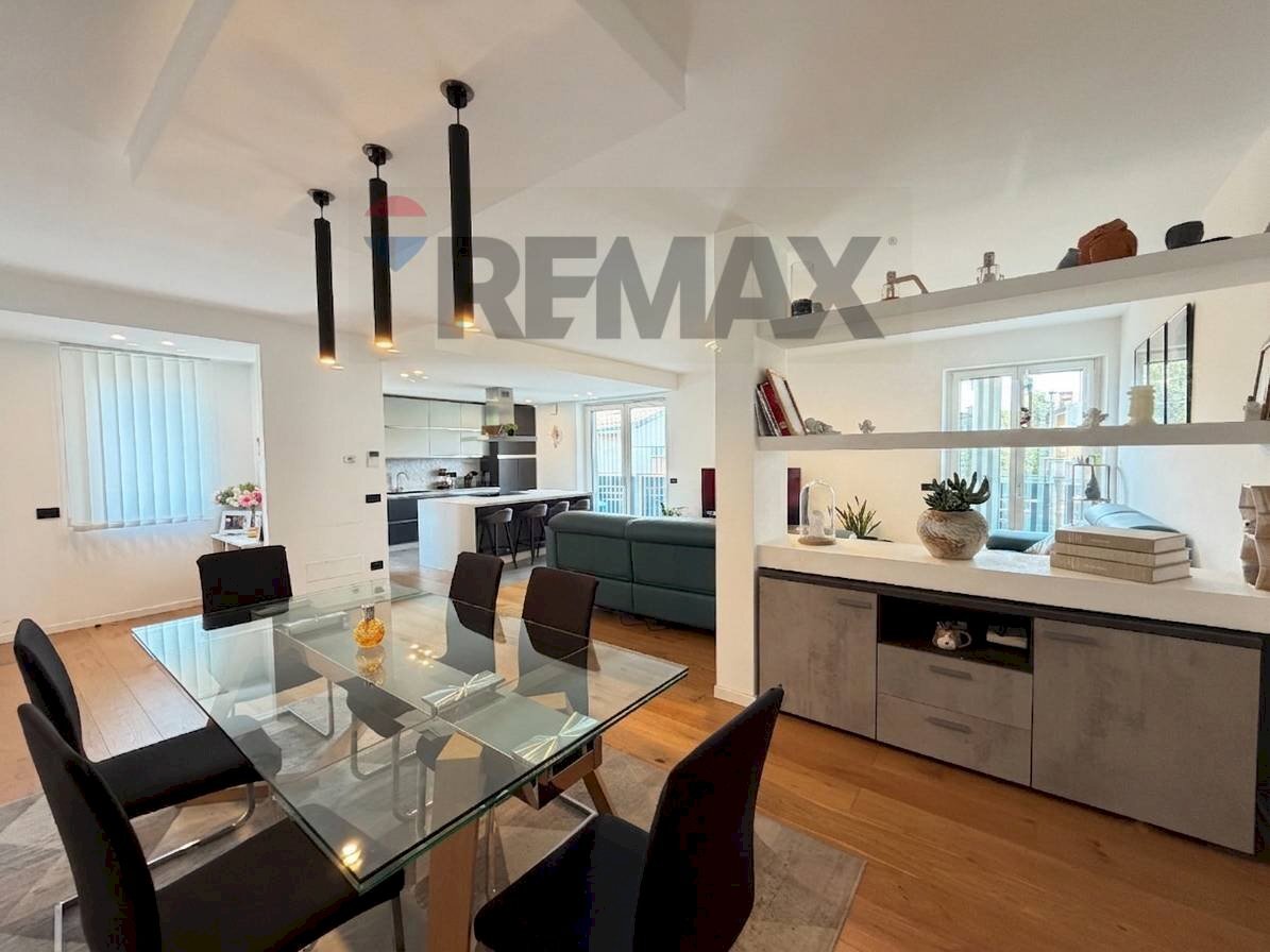 Sala da pranzo - Villa via pesenti
 
19, Gorlago - foto 1