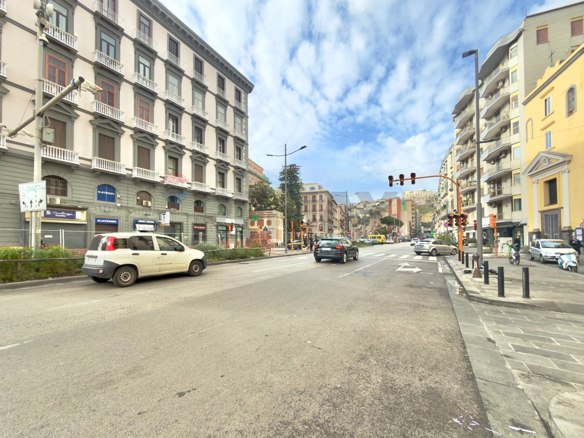 Edificio all\'aperto - Bilocale Via Riviera di Chiaia
23, Napoli - foto 2