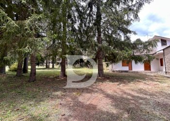 Prospetto con giardino - Casa indipendente Via Berardino de Vincentiis
134/A, Campo di Giove - foto 2