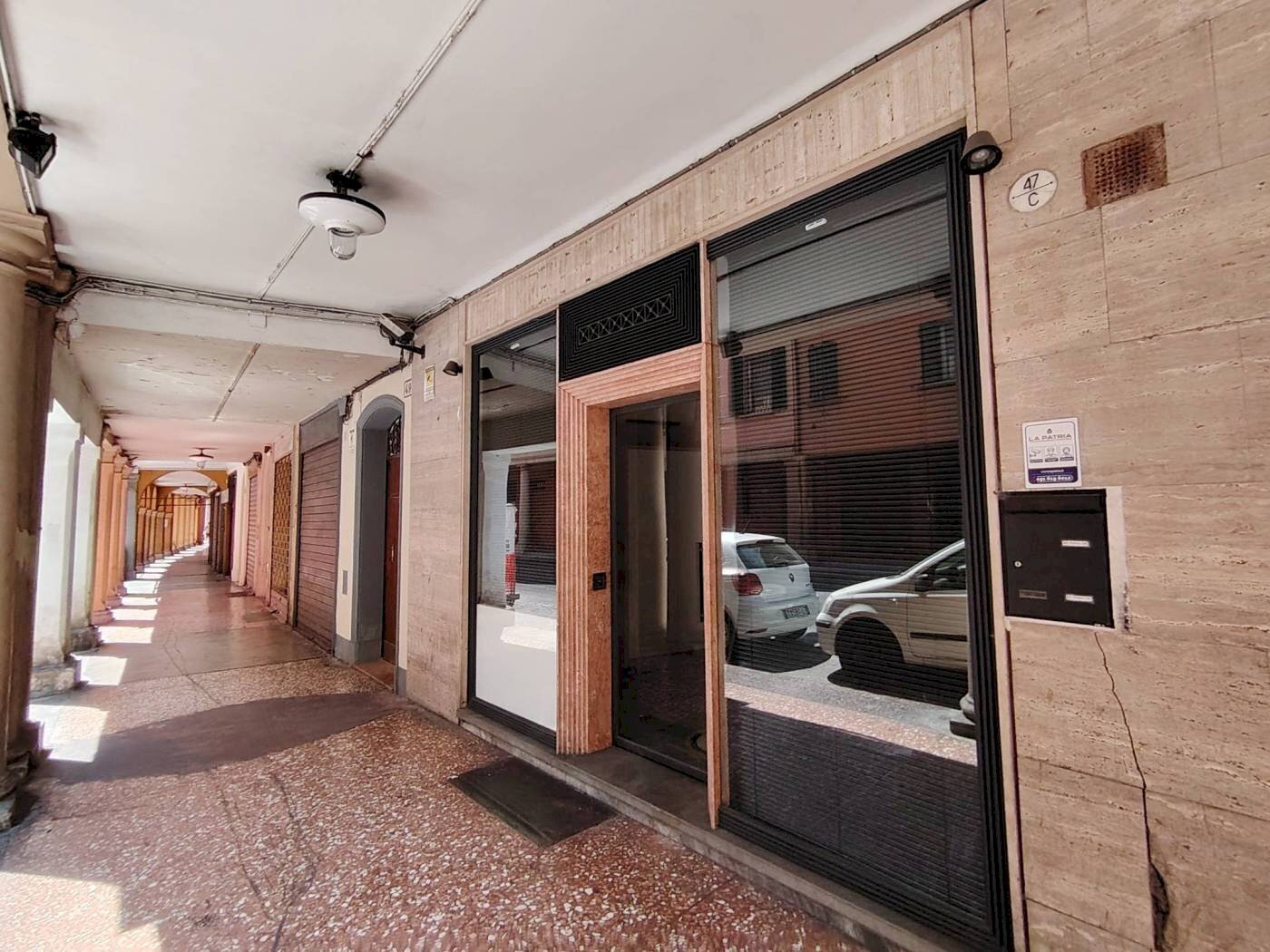 Shop Via Saragozza, 47, Bologna (neighborhood Centro Storico) - photo 1
