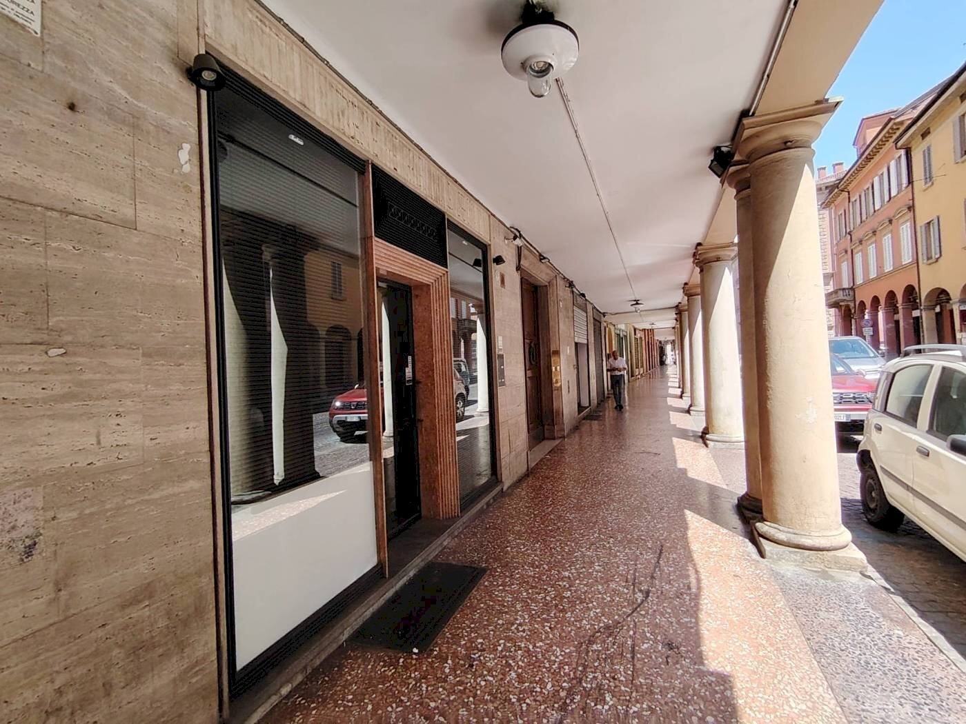 Shop Via Saragozza, 47, Bologna (neighborhood Centro Storico) - photo 2