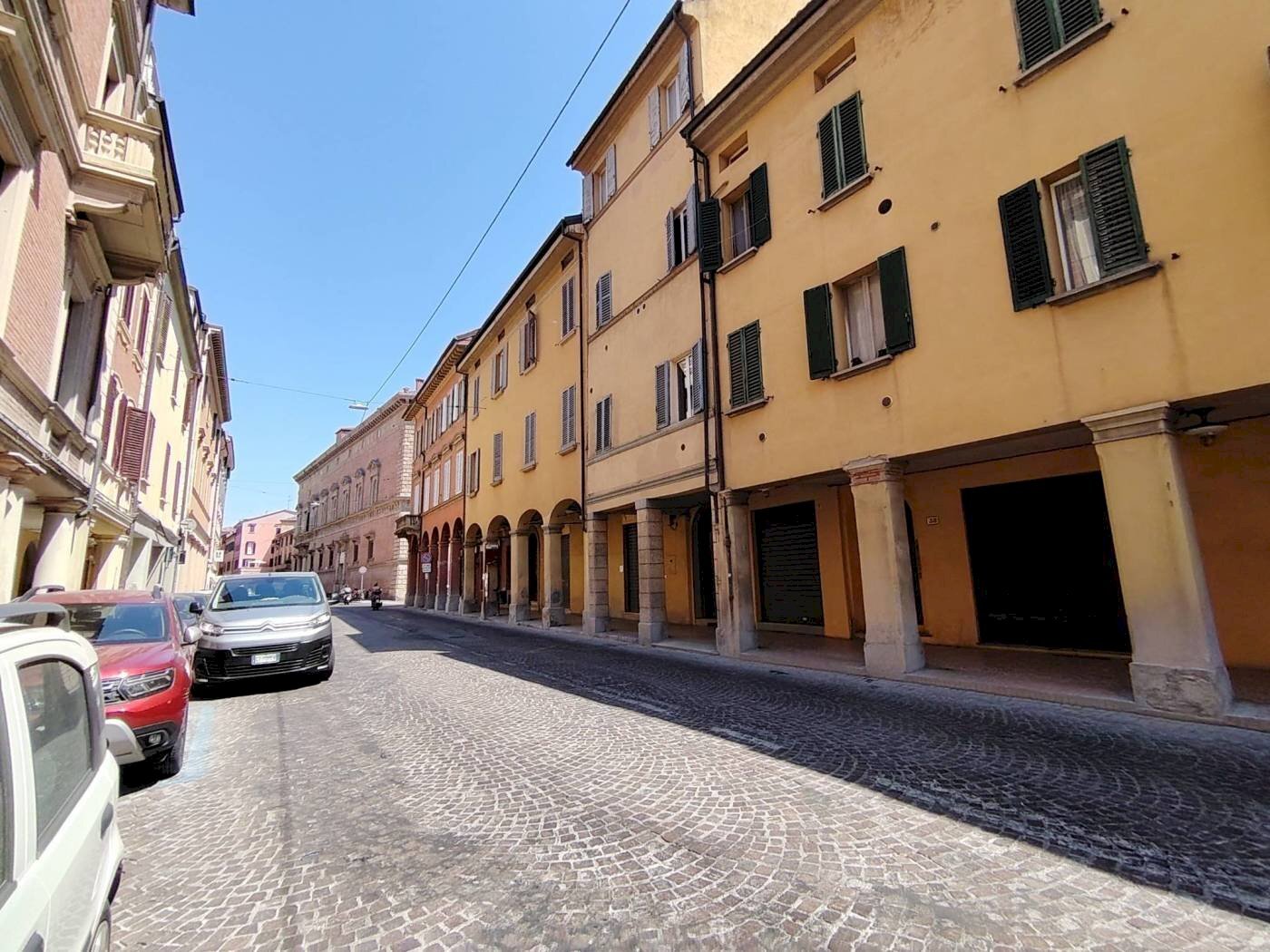 Shop Via Saragozza, 47, Bologna (neighborhood Centro Storico) - photo 3