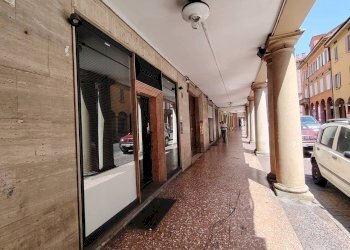 Shop Via Saragozza, 47, Bologna (neighborhood Centro Storico) - photo 2