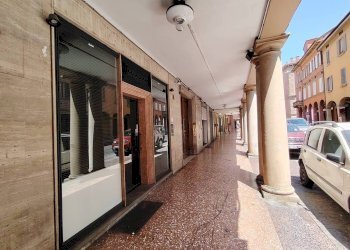 Shop Via Saragozza, 47, Bologna (neighborhood Centro Storico) - photo 6