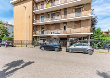 Three-room apartment Via Della Pace, Lainate - photo 2