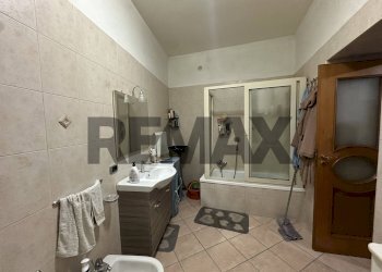Bagno - Stabile - Palazzo via Cosenza
 
4, Casoria - foto 38