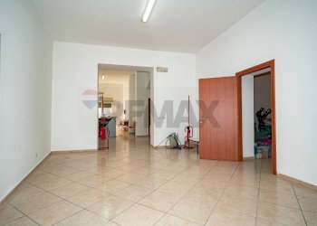 Stanza vuota - Negozio via circumvallazione
503, Paterno - foto 12