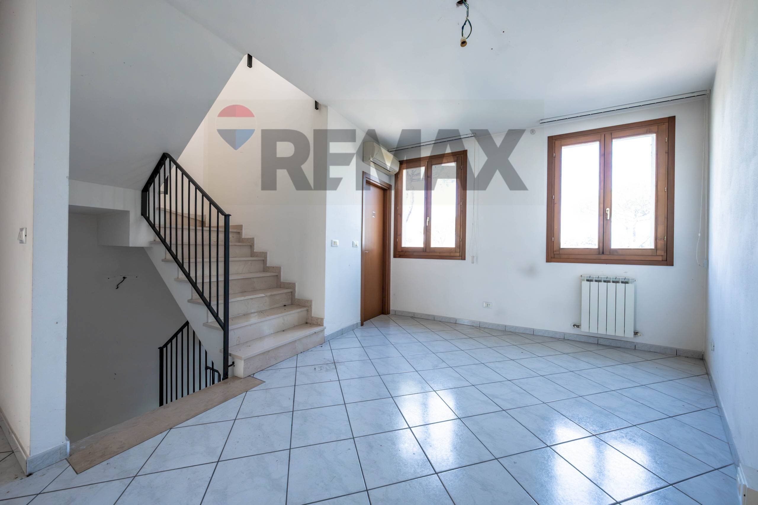 Scale - Appartamento Via Mozambico
 
36, Portomaggiore - foto 1