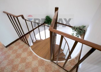 Scale - Four-room apartment viale andromeda
 
8, Grado - photo 12