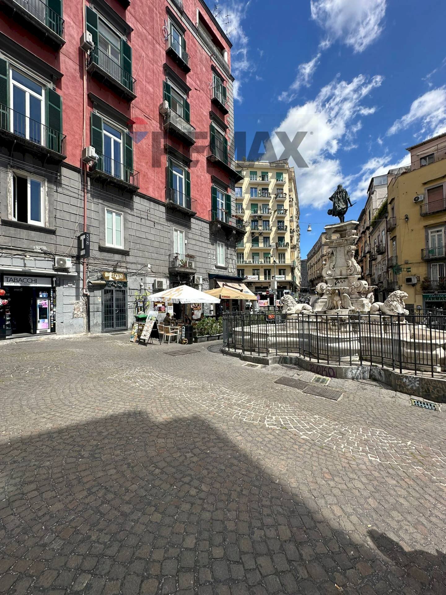 Edificio all\'aperto - Negozio Piazza Monteoliveto
 
10, Napoli - foto 1