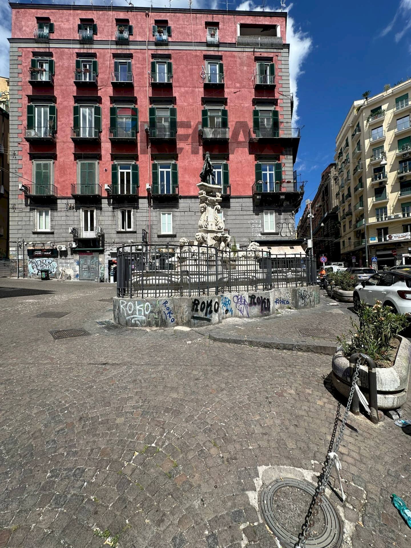 Edificio all\'aperto - Negozio Piazza Monteoliveto
 
10, Napoli - foto 2