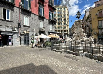 Edificio all\'aperto - Negozio Piazza Monteoliveto
 
10, Napoli - foto 1