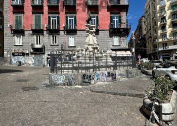 Edificio all\'aperto - Negozio Piazza Monteoliveto
 
10, Napoli - foto 2