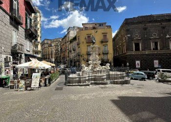 Edificio all\'aperto - Negozio Piazza Monteoliveto
 
10, Napoli - foto 4