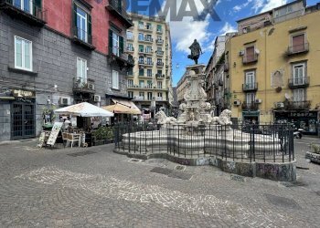 Edificio all\'aperto - Negozio Piazza Monteoliveto
 
10, Napoli - foto 5
