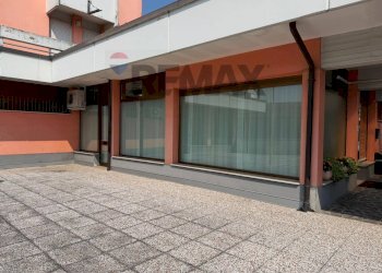Edificio all\'aperto - Negozio Via Fratelli Rosselli
36, Vicenza - foto 1