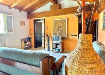 Soggiorno - Two-room apartment Via Cristoforo Colombo
 
18, Quattro Castella - photo 1