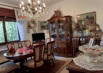 Sala da pranzo - Villa via oleggio castello
 
17, Paruzzaro - photo 31