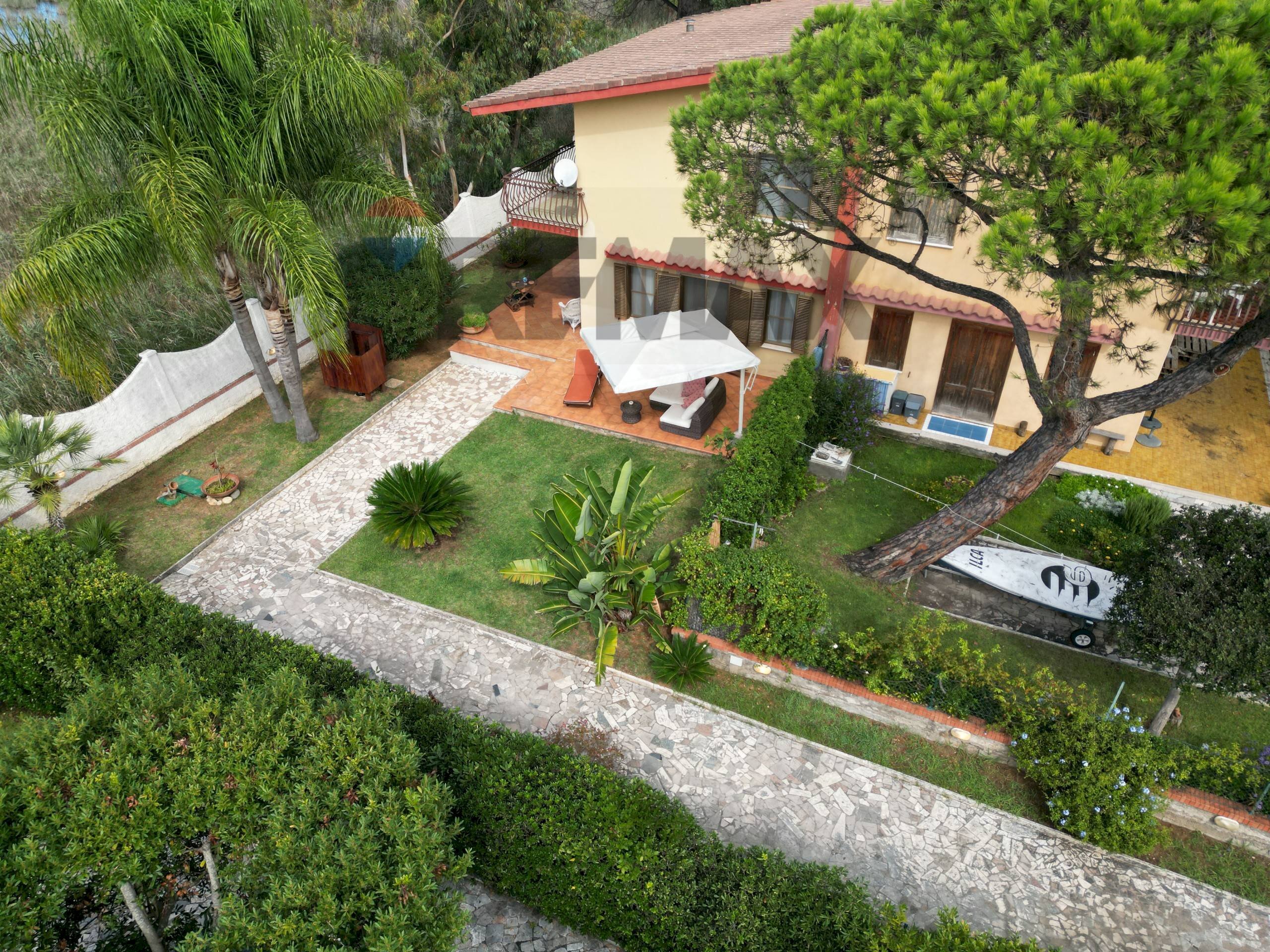 Giardino - Casa semi indipendente RIO CLARO-VIA DELLE ROSE
 
45, Fondi - foto 1