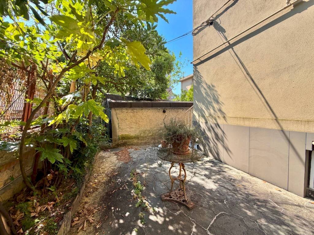 Giardino - Trilocale via Val Cismon, Genova (zona Nervi) - foto 2