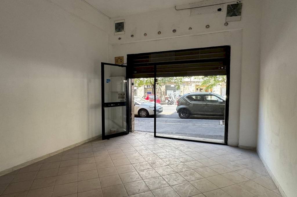 Interno non residenziale - Negozio via Fonteiana, Roma - foto 3
