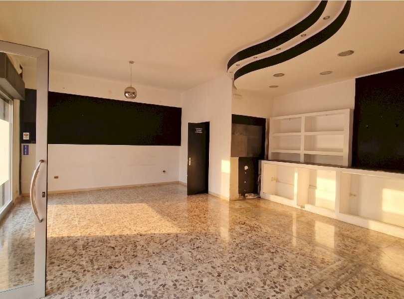 Locale Commerciale Mondragone - foto 1