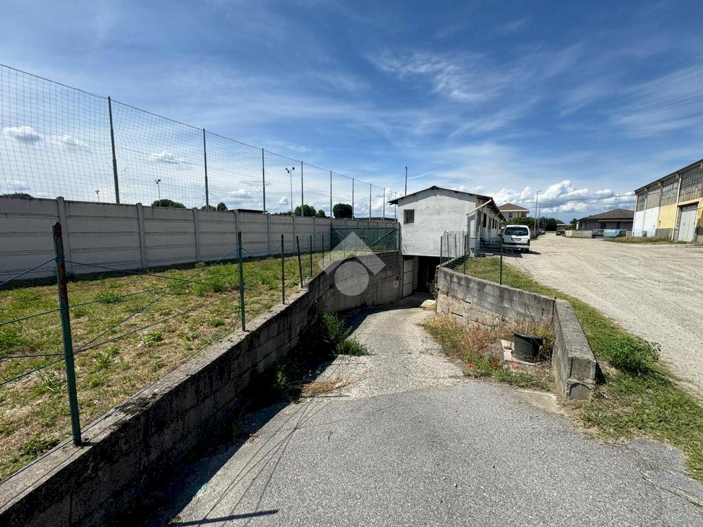 Capannone Strada Montebianco, Cameri - foto 2