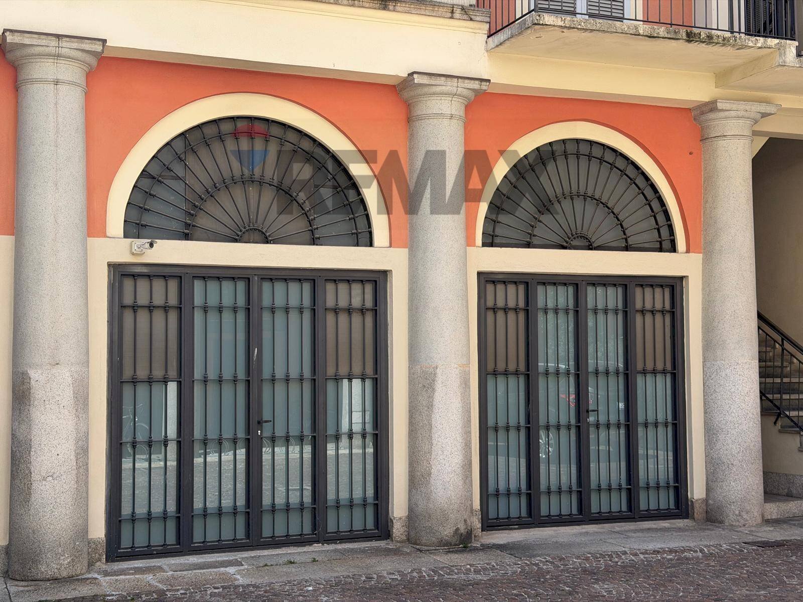 Edificio all\'aperto - Locale Commerciale Corso Camillo Benso di Cavour
 
17, Novara - foto 1